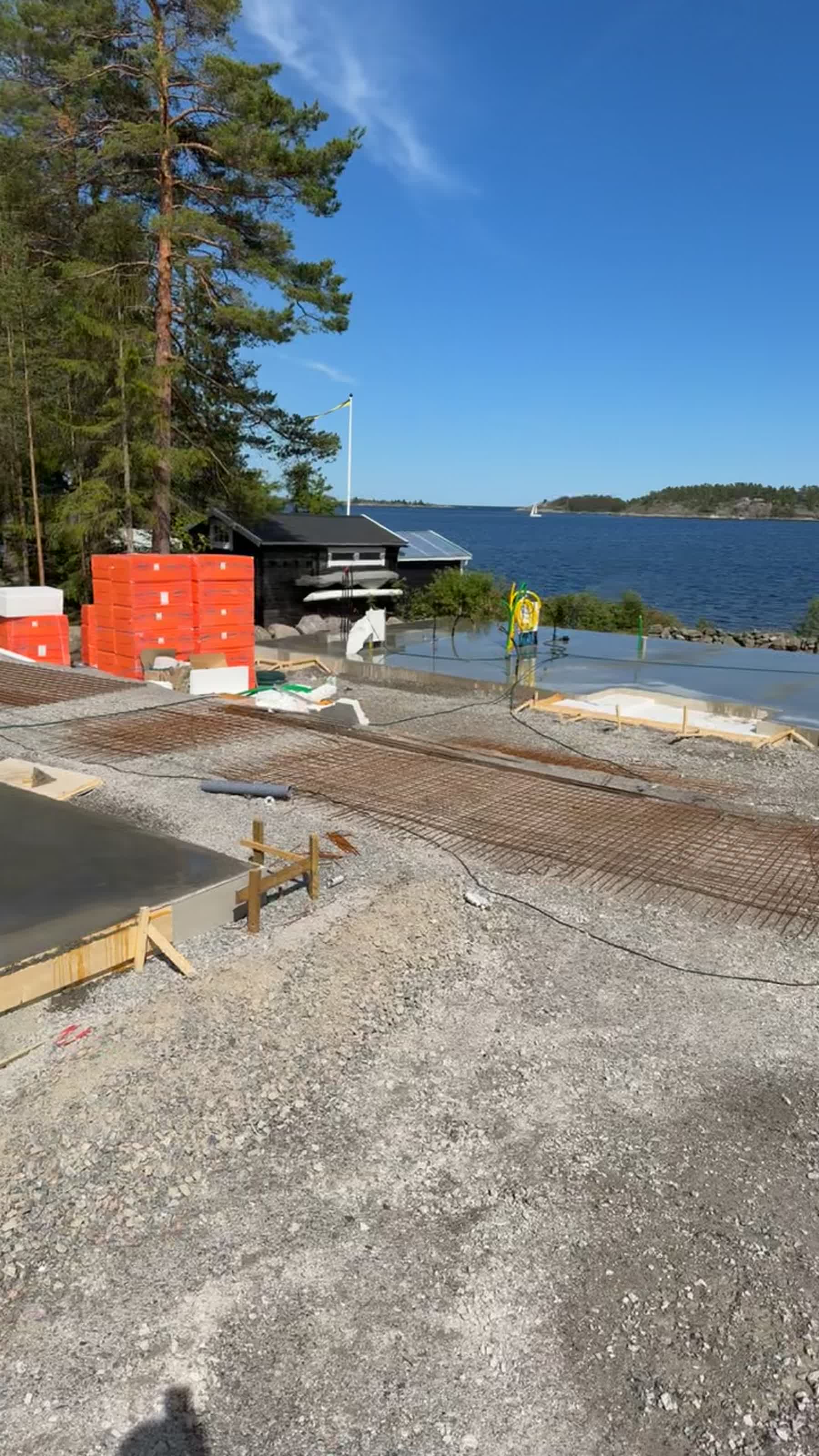 Gjuten grund på tomt vid vattnet