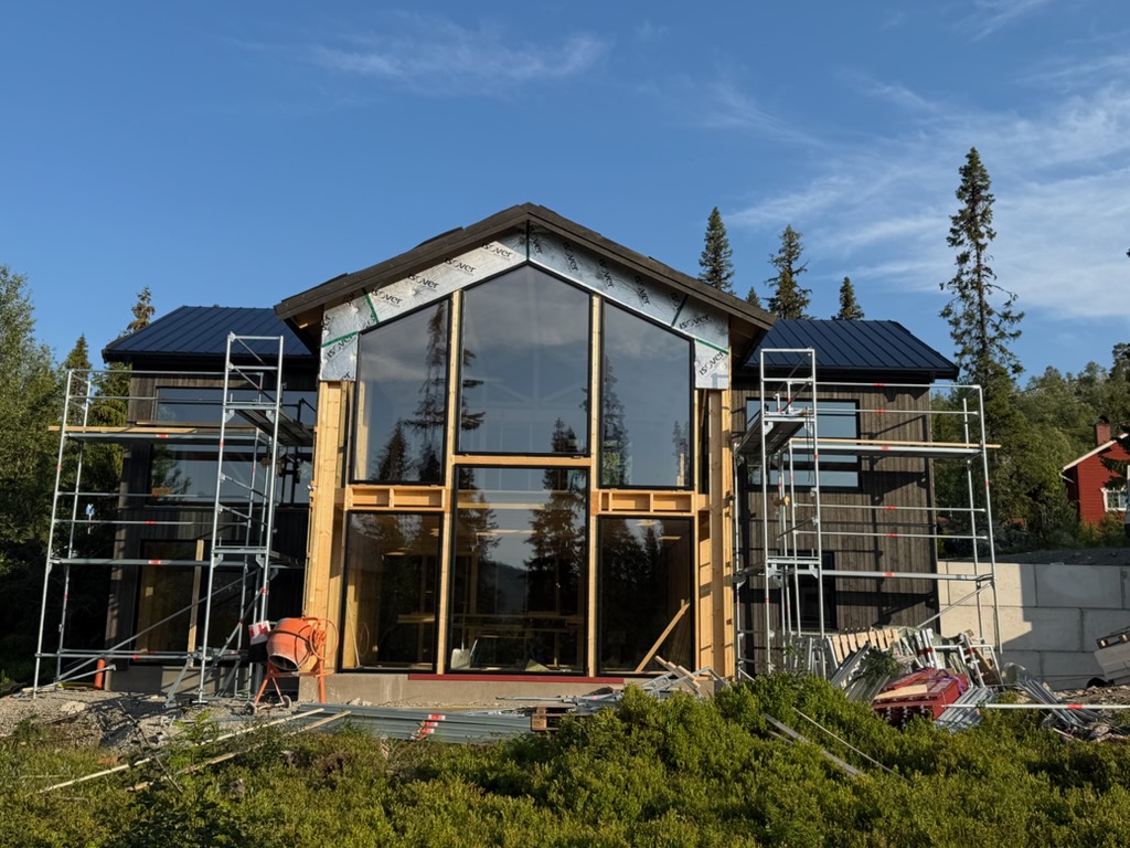 Nybyggt hus med stort glasparti i gaveln